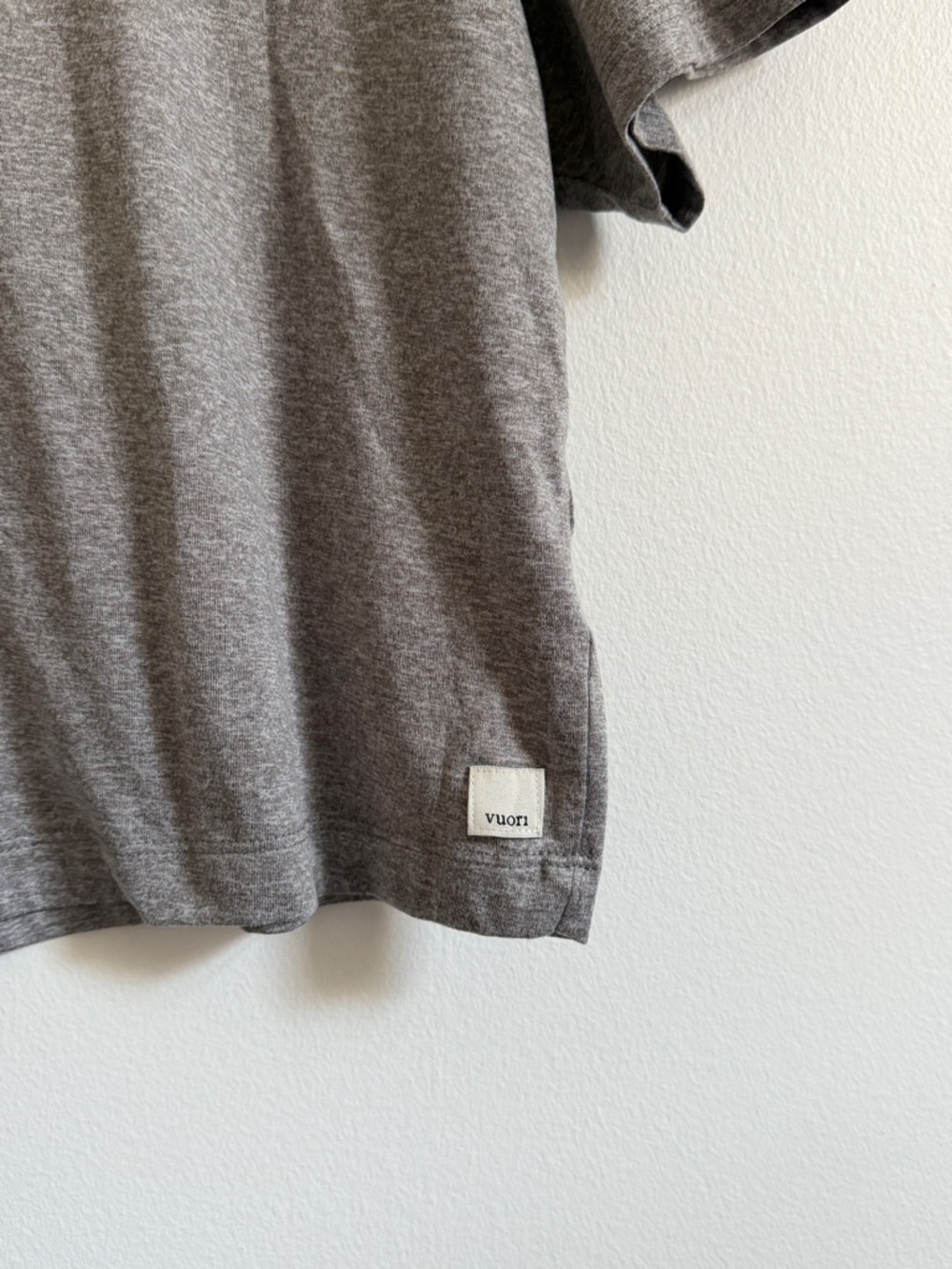 Vuori Energy Tee Shirt Size Medium Gray Women’s Crop Athletic T Shirt Top - Picture 4 of 7